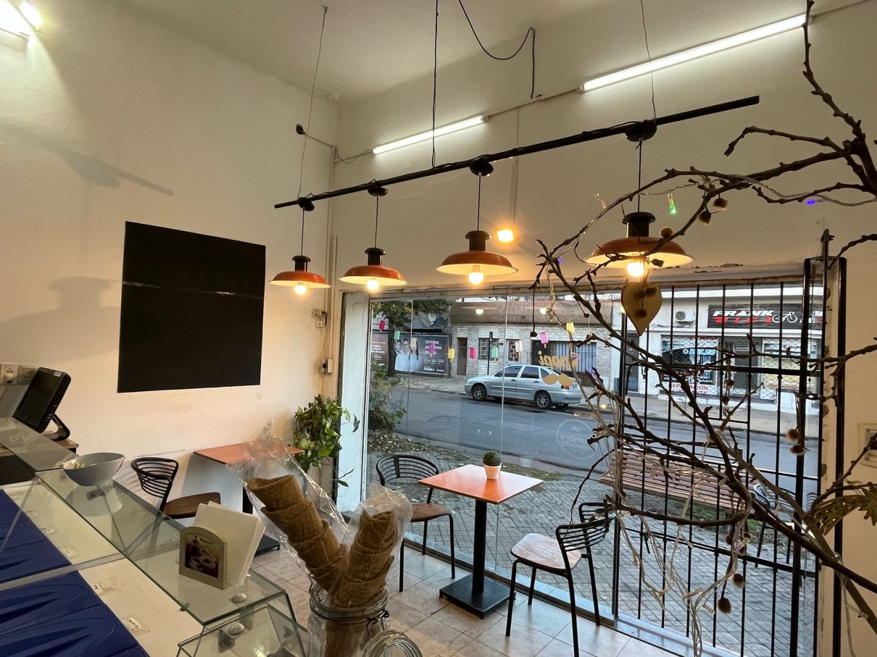 Reconocida Franquicia Cumbre Nevada. Heladeria-Cafeteria, en zona Terminal Mariano Moreno