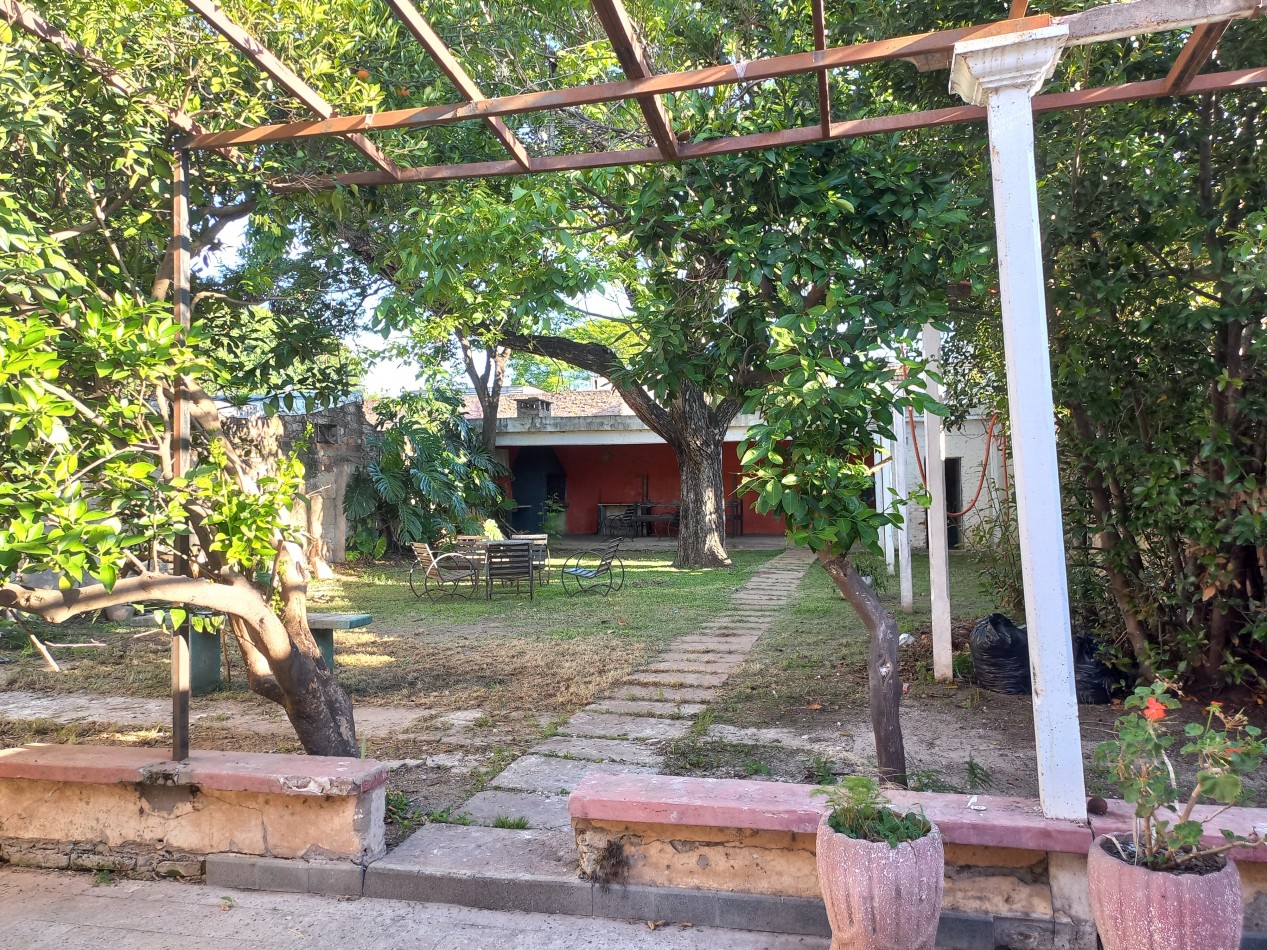 Casa con Local en zona comercial Zona Norte