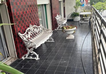 Gran Piso Exclusivo 4 dormitorios sobre Av Pellegrini con Impresionante Balcon